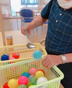 ボールすくい　デイサービス